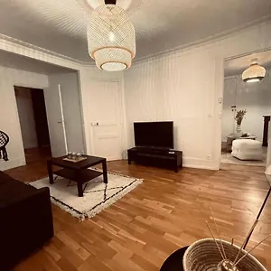 Chic On The Famous Shopping Rue Du Faubourg Saint-honore Street Apartamento